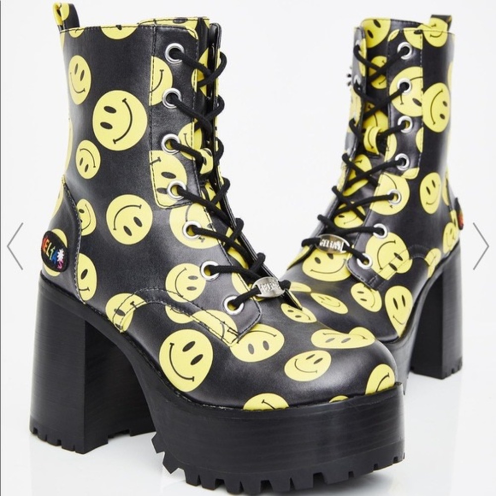 NWOT Delia’s Dolls Kill Joyful Noise Platform Boots - Happy Face